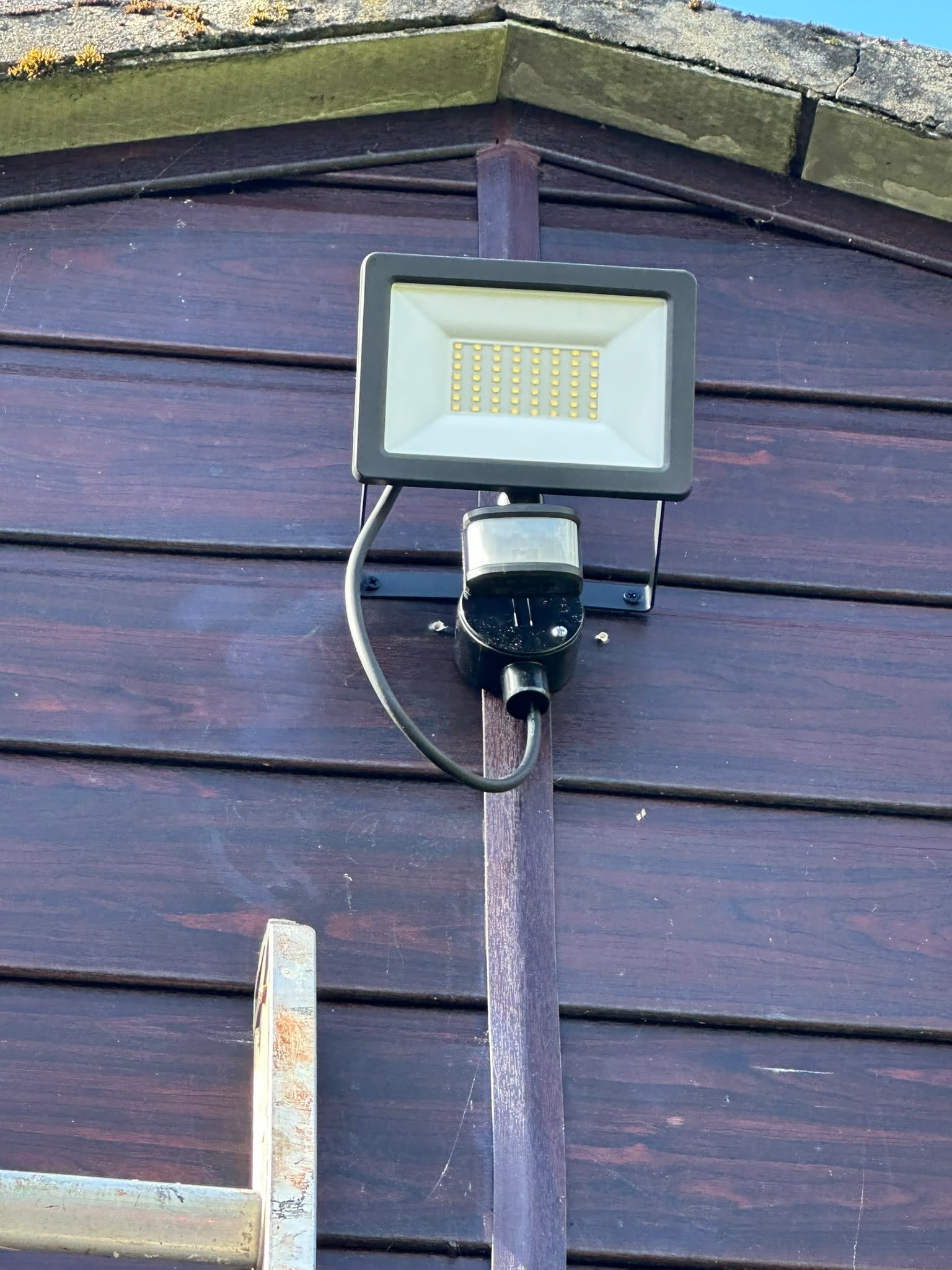 LED PIR floodlight coverage